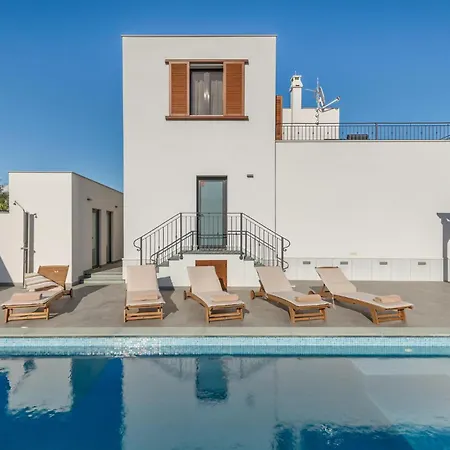 Awesome In With House Sea View